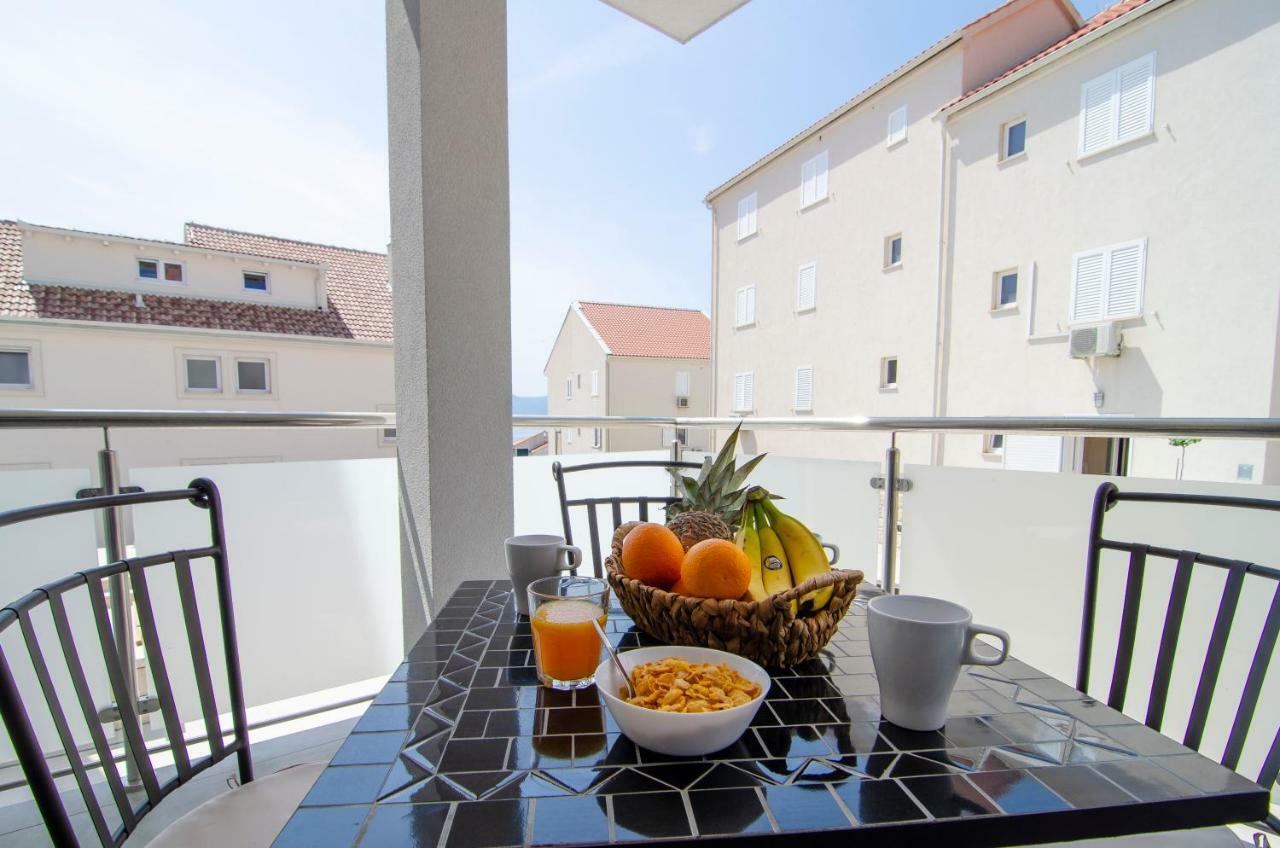 Apartments Sara 4 Bol Exterior photo